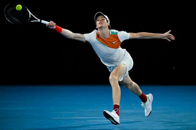 TENNIS AUSTRALIAN OPEN, Jannik Sinner of Italy plays a shot during his Men?s quarterfinal match against Stefanos Tsitsipas of Greece on Day 10 of the Australian Open, at Melbourne Park, in Melbourne, Wednesday, January 26, 2022. ( NO ARCHIVING, EDITORIAL USE ONLY, NO USE IN BOOKS WITHOUT CONSENT MELBOURNE VIC AUSTRALIA  Copyright: xDEANxLEWINSx 20220126001617237113