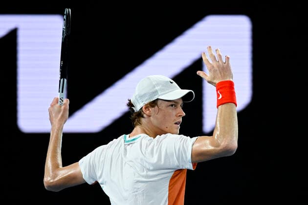 TENNIS AUSTRALIAN OPEN, Jannik Sinner of Italy reacts during his Men?s quarterfinal match against Stefanos Tsitsipas of Greece on Day 10 of the Australian Open, at Melbourne Park, in Melbourne, Wednesday, January 26, 2022. ( NO ARCHIVING, EDITORIAL USE ONLY, NO USE IN BOOKS WITHOUT CONSENT MELBOURNE VIC AUSTRALIA  Copyright: xDEANxLEWINSx 20220126001617237150