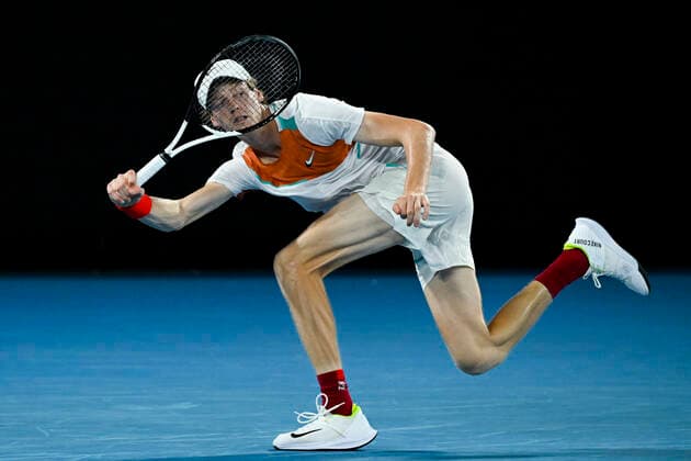 TENNIS AUSTRALIAN OPEN, Jannik Sinner of Italy plays a shot during his Men?s quarterfinal match against Stefanos Tsitsipas of Greece on Day 10 of the Australian Open, at Melbourne Park, in Melbourne, Wednesday, January 26, 2022. ( NO ARCHIVING, EDITORIAL USE ONLY, NO USE IN BOOKS WITHOUT CONSENT MELBOURNE VIC AUSTRALIA  Copyright: xDEANxLEWINSx 20220126001617237203