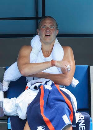 Kaia Kanepi sits on the bench during the break in play with an ice pack on her shoulders, heat problems Tennis Australian Open 2022 Grand Slam Melbourne Park Melbourne Victoria Australia 26 January 2022 Copyright: xJuergenxHasenkopfx