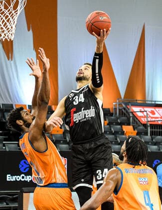 GER, EuroCup, ratiopharm ulm vs Virtus Segafredo Bologna 25 01 2022, ratiopharm arena, Neu Ulm, GER, EuroCup, ratiopharm ulm vs Virtus Segafredo Bologna, in the picture Kyle Weems Bologna, 34 puts through against Cristiano Felicio Ulm, 1 nordphotoxGmbHx xHafner nph00200
