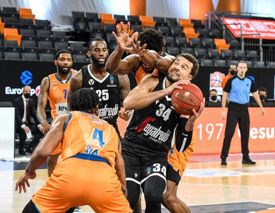 GER, EuroCup, ratiopharm ulm vs Virtus Segafredo Bologna 25 01 2022, ratiopharm arena, Neu Ulm, GER, EuroCup, ratiopharm ulm vs Virtus Segafredo Bologna, in picture full body effort of Cristiano Felicio Ulm, 1 against Kyle Weems Bologna, 34 , JaKarr Sampson Bologna, 25 nordphotoxGmbHx xHafner nph00200