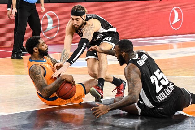 GER, EuroCup, ratiopharm ulm vs Virtus Segafredo Bologna 25 01 2022, ratiopharm arena, Neu Ulm, GER, EuroCup, ratiopharm ulm vs Virtus Segafredo Bologna, in the picture dogged fight for the ball, Sindarius Thornwell Ulm, 7 , Isaia Cordinier Bologna, 00 , JaKarr Sampson Bologna, 25 nordphotoxGmbHx xHafner nph00200