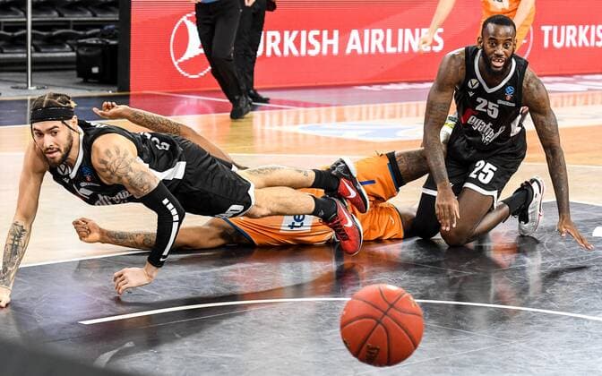 GER, EuroCup, ratiopharm ulm vs Virtus Segafredo Bologna 25 01 2022, ratiopharm arena, Neu Ulm, GER, EuroCup, ratiopharm ulm vs Virtus Segafredo Bologna, in the picture dogged fight for the ball, Sindarius Thornwell Ulm, 7 , Isaia Cordinier Bologna, 00 , JaKarr Sampson Bologna, 25 nordphotoxGmbHx xHafner nph00200