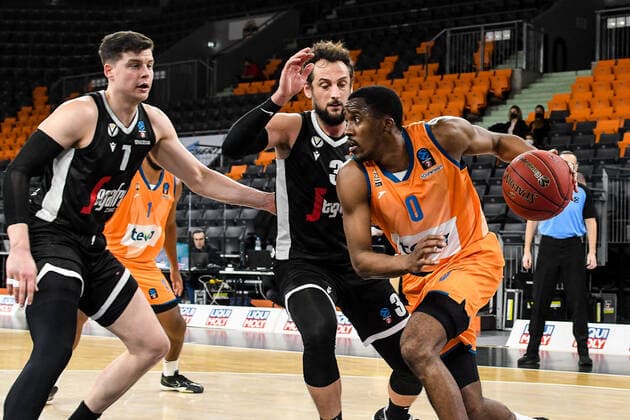 GER, EuroCup, ratiopharm ulm vs Virtus Segafredo Bologna 25 01 2022, ratiopharm arena, Neu Ulm, GER, EuroCup, ratiopharm ulm vs Virtus Segafredo Bologna, in the picture Amar Alibegovic Bologna, 7 , Marco Belinelli Bologna, 3 can not stop Semaj Christon Ulm, 0 nordphotoxGmbHx xHafner nph00200