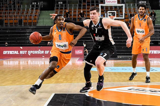 GER, EuroCup, ratiopharm ulm vs Virtus Segafredo Bologna 25 01 2022, ratiopharm arena, Neu Ulm, GER, EuroCup, ratiopharm ulm vs Virtus Segafredo Bologna, in the picture Amar Alibegovic Bologna, 7 can not stop Semaj Christon Ulm, 0 nordphotoxGmbHx xHafner nph00200