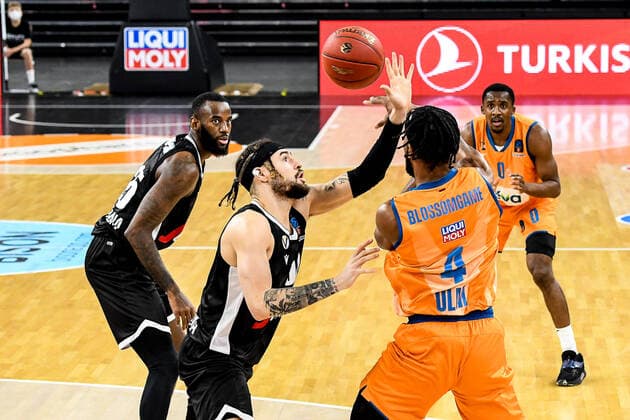 GER, EuroCup, ratiopharm ulm vs Virtus Segafredo Bologna 25 01 2022, ratiopharm arena, Neu Ulm, GER, EuroCup, ratiopharm ulm vs Virtus Segafredo Bologna, in the picture Isaia Cordinier Bologna, 00 loses the ball against Jaron Blossomgame Ulm, 4 , in the background lurk JaKarr Sampson Bologna, 25 and Semaj Christon Ulm, 0 nordphotoxGmbHx xHafner nph00200