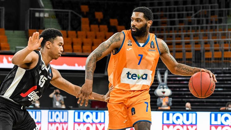 GER, EuroCup, ratiopharm ulm vs Virtus Segafredo Bologna 25 01 2022, ratiopharm arena, Neu Ulm, GER, EuroCup, ratiopharm ulm vs Virtus Segafredo Bologna, in picture Ty Shon Alexander Bologna, 15 , Sindarius Thornwell Ulm, 7 nordphotoxGmbHx xHafner nph00200