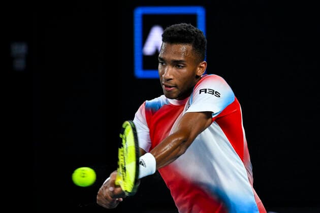 TENNIS AUSTRALIAN OPEN, Felix Auger-Aliassime of Canada plays a shot during his Men?s quarterfinal match against Daniil Medvedev of Russia on Day 10 of the Australian Open, at Melbourne Park, in Melbourne, Wednesday, January 26, 2022. ( NO ARCHIVING, EDITORIAL USE ONLY, NO USE IN BOOKS WITHOUT CONSENT MELBOURNE VIC AUSTRALIA  Copyright: xDEANxLEWINSx 20220126001617249307