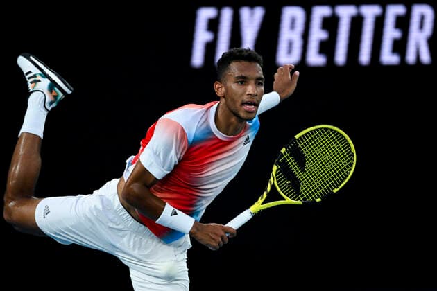 TENNIS AUSTRALIAN OPEN, Felix Auger-Aliassime of Canada plays a shot during his Men?s quarterfinal match against Daniil Medvedev of Russia on Day 10 of the Australian Open, at Melbourne Park, in Melbourne, Wednesday, January 26, 2022. ( NO ARCHIVING, EDITORIAL USE ONLY, NO USE IN BOOKS WITHOUT CONSENT MELBOURNE VIC AUSTRALIA  Copyright: xDEANxLEWINSx 20220126001617249409