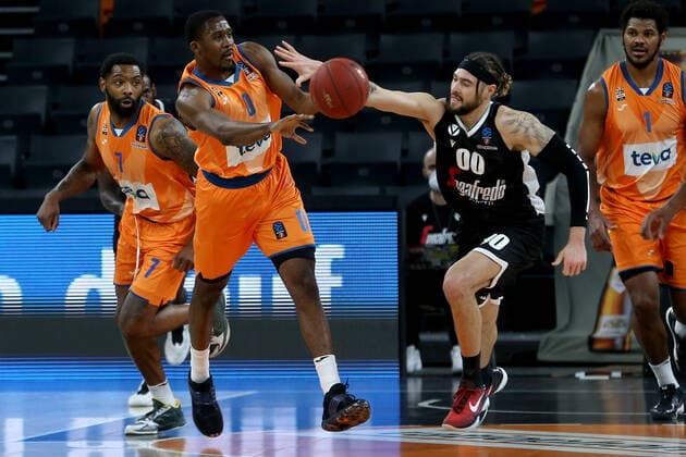 25 01 22, Neu Ulm, Germany, ratiopharm Arena, ratiopharm ulm vs Virtus Segafredo Bologna Basketball 7 Days EuroCup, Sindarius Thornwell ratiopharm ulm , Semaj Christon ratiopharm ulm and Isaia Cordinier Virtus Segafredo Bologna in duel Photo H Langer Neu Ulm ratiopharm Arena Bayern Germany  541_ULMBOL20220125_076 Langer-541