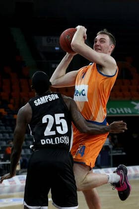 25 01 22, Neu Ulm, Germany, ratiopharm Arena, ratiopharm ulm vs Virtus Segafredo Bologna Basketball 7 Days EuroCup, Jakarr Sampson Virtus Segafredo Bologna andPhilipp Herkenhoff ratiopharm ulm in duel Photo H Langer Neu Ulm ratiopharm Arena Bayern Germany  541_ULMBOL20220125_102 Langer-541