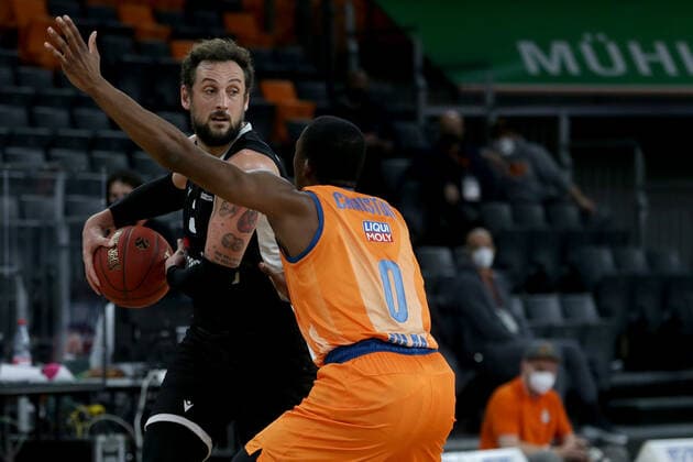 25 01 22, Neu Ulm, Germany, ratiopharm Arena, ratiopharm ulm vs Virtus Segafredo Bologna Basketball 7 Days EuroCup, Marco Belinelli Virtus Segafredo Bologna and Semaj Christon ratiopharm ulm in duel Photo H Langer Neu Ulm ratiopharm Arena Bayern Germany  541_ULMBOL20220125_111 Langer-541