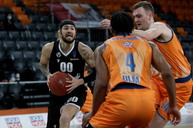 25 01 22, Neu Ulm, Germany, ratiopharm Arena, ratiopharm ulm vs Virtus Segafredo Bologna Basketball 7 Days EuroCup, Isaia Cordinier Virtus Segafredo Bologna , Jaron Blossomgame ratiopharm ulm and Philipp Herkenhoff ratiopharm ulm in duel Photo H Langer Neu Ulm ratiopharm Arena Bayern Germany  541_ULMBOL20220125_113 Langer-541