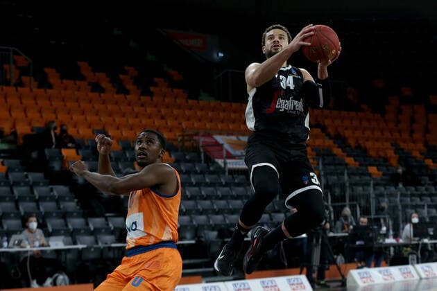 25 01 22, Neu Ulm, Germany, ratiopharm Arena, ratiopharm ulm vs Virtus Segafredo Bologna Basketball 7 Days EuroCup, Semaj Christon ratiopharm ulm and Kyle Weems Virtus Segafredo Bologna in duel Photo H Langer Neu Ulm ratiopharm Arena Bayern Germany  541_ULMBOL20220125_117 Langer-541