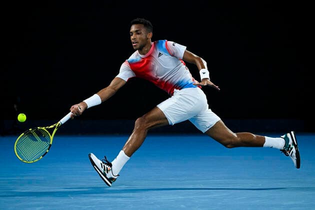 TENNIS AUSTRALIAN OPEN, Felix Auger-Aliassime of Canada plays a shot during his Men?s quarterfinal match against Daniil Medvedev of Russia on Day 10 of the Australian Open, at Melbourne Park, in Melbourne, Wednesday, January 26, 2022. ( NO ARCHIVING, EDITORIAL USE ONLY, NO USE IN BOOKS WITHOUT CONSENT MELBOURNE VIC AUSTRALIA  Copyright: xDEANxLEWINSx 20220126001617250183