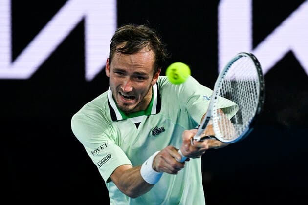 TENNIS AUSTRALIAN OPEN, Daniil Medvedev of Russia plays a shot during his Men?s quarterfinal match against Felix Auger-Aliassime on Day 10 of the Australian Open, at Melbourne Park, in Melbourne, Wednesday, January 26, 2022. ( NO ARCHIVING, EDITORIAL USE ONLY, NO USE IN BOOKS WITHOUT CONSENT MELBOURNE VIC AUSTRALIA  Copyright: xDEANxLEWINSx 20220126001617258801