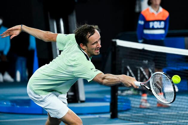 TENNIS AUSTRALIAN OPEN, Daniil Medvedev of Russia plays a shot during his Men?s quarterfinal match against Felix Auger-Aliassime on Day 10 of the Australian Open, at Melbourne Park, in Melbourne, Wednesday, January 26, 2022. ( NO ARCHIVING, EDITORIAL USE ONLY, NO USE IN BOOKS WITHOUT CONSENT MELBOURNE VIC AUSTRALIA  Copyright: xDEANxLEWINSx 20220126001617264275