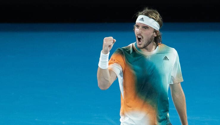 (220126) -- MELBOURNE, Jan. 26, 2022 -- Stefanos Tsitsipas of Greece celebrates during the men s singles match against Jannik Sinner of Italy at Australian Open in Melbourne Park, in Melbourne, Australia, on Jan. 26, 2022. (Photo by Hu Jingchen Xinhua) (SP)AUSTRALIA-MELBOURNE-TENNIS-AUSTRALIAN OPEN-MEN S SINGLES-QUARTERFINALS BaixXuefei 