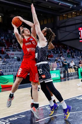 left Christian Sengfelder Brose Bamberg, 43 right Craig Moller s oliver Würzburg, 22 Brose Bamberg s oliver Würzburg Wuerzburg easyCredit BBL Basketball Bundesliga Saison 2021 22 Spieltag 16, 26 01 2022 Bamberg, Brose Arena Copyright: DanielxLöb