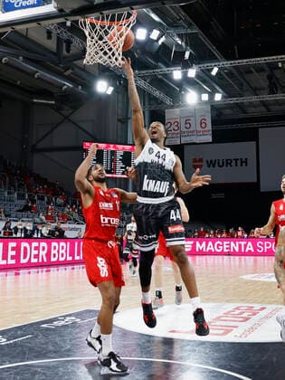 26 01 2022, Basketball, BBL, Hauptrunde, Brose Bamberg s Oliver Wuerzburg, GER, Bamberg, Brose Arena Picture from left Marvin Omuvwie Brose Bamberg and William Buford s Oliver Wuerzburg Copyright: HMBxMedia xHeikoxBecker