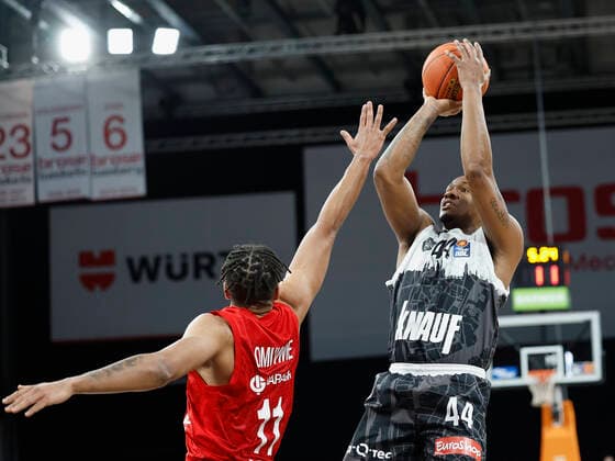 26 01 2022, Basketball, BBL, Hauptrunde, Brose Bamberg s Oliver Wuerzburg, GER, Bamberg, Brose Arena Picture from left Marvin Omuvwie Brose Bamberg and William Buford s Oliver Wuerzburg Copyright: HMBxMedia xHeikoxBecker