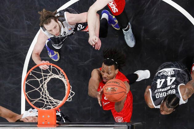 Center Akil Mitchell Brose Bamberg, 08 right William Buford s oliver Würzburg, 44 top left Craig Moller s oliver Würzburg, 22 Brose Bamberg s oliver Würzburg Wuerzburg easyCredit BBL Basketball Bundesliga Saison 2021 22 Spieltag 16, 26 01 2022 Bamberg, Brose Arena Copyright: DanielxLöb