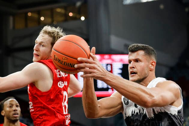 right Filip Stanic s oliver Würzburg, 65 left Christian Sengfelder Brose Bamberg, 43 Brose Bamberg s oliver Würzburg Wuerzburg easyCredit BBL Basketball Bundesliga Saison 2021 22 Spieltag 16, 26 01 2022 Bamberg, Brose Arena Copyright: DanielxLöb