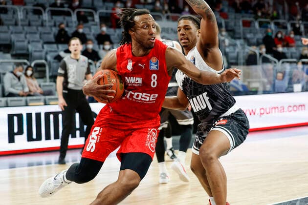 left Akil Mitchell Brose Bamberg, 08 right Desi Rodriguez s oliver Würzburg, 23 Brose Bamberg s oliver Würzburg Wuerzburg easyCredit BBL Basketball Bundesliga Saison 2021 22 Spieltag 16, 26 01 2022 Bamberg, Brose Arena Copyright: DanielxLöb