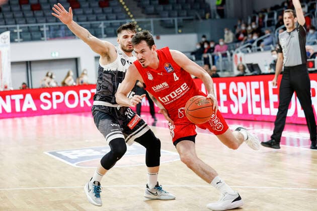 right Omar Prewitt Brose Bamberg, 04 left Luciano Parodi s oliver Würzburg, 10 Brose Bamberg s oliver Würzburg Wuerzburg easyCredit BBL Basketball Bundesliga Saison 2021 22 Spieltag 16, 26 01 2022 Bamberg, Brose Arena Copyright: DanielxLöb