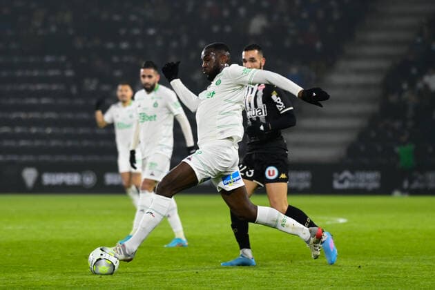 Mickael NADE ( 3 - Saint Etienne ) - Nabil BENTALEB ( 23 - Angers ) - FOOTBALL : Angers vs Saint Etienne - Ligue 1 - Angers - 26 01 2022 FedericoPestellini Panoramic 