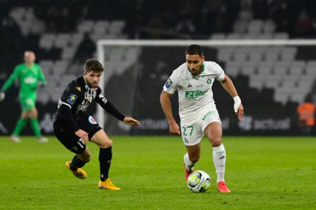 Yvann Macon ( 27 - Saint Etienne ) - Jimmy Cabot ( 11 - Angers ) - FOOTBALL : Angers vs Saint Etienne - Ligue 1 - Angers - 26 01 2022 FedericoPestellini Panoramic 