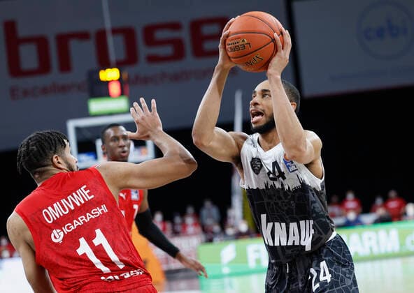 26 01 2022, Basketball, BBL, Hauptrunde, Brose Bamberg s Oliver Wuerzburg, GER, Bamberg, Brose Arena Picture from left Marvin Omuvwie Brose Bamberg and Cameron Hunt s Oliver Wuerzburg Copyright: HMBxMedia xHeikoxBecker