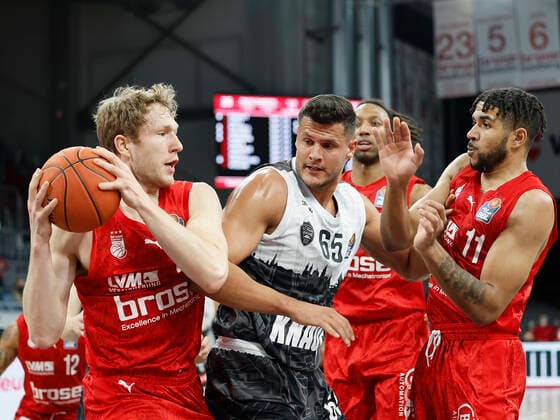26 01 2022, Basketball, BBL, Hauptrunde, Brose Bamberg s Oliver Wuerzburg, GER, Bamberg, Brose Arena Picture from left Christian Sengfelder Brose Bamberg , Filip Stanic s Oliver Wuerzburg and Marvin Omuvwie Brose Bamberg Copyright: HMBxMedia xHeikoxBecker