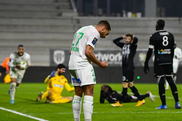 Joie des joueurs de l equipe Saint Etienne apres le but de Arnaud Nordin ( 18 - Saint Etienne ) - Yvann Macon ( 27 - Saint Etienne ) - FOOTBALL : Angers vs Saint Etienne - Ligue 1 - Angers - 26 01 2022 FedericoPestellini Panoramic 