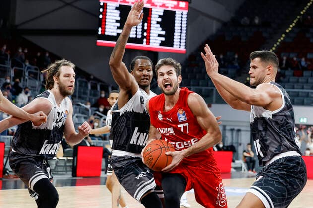 Center Tomas Kyzlink Brose Bamberg, 77 right Filip Stanic s oliver Würzburg, 65 left Craig Moller s oliver Würzburg, 22 2 v l William Buford s oliver Würzburg, 44 Brose Bamberg s oliver Würzburg Wuerzburg easyCredit BBL Basketball Bundesliga Saison 2021 22 Spieltag 16, 26 01 2022 Bamberg, Brose Arena Copyright: DanielxLöb