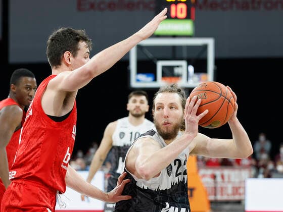 26 01 2022, Basketball, BBL, Hauptrunde, Brose Bamberg s Oliver Wuerzburg, GER, Bamberg, Brose Arena Picture from left Omar Prewitt Brose Bamberg and Craig Moller s Oliver Wuerzburg Copyright: HMBxMedia xHeikoxBecker
