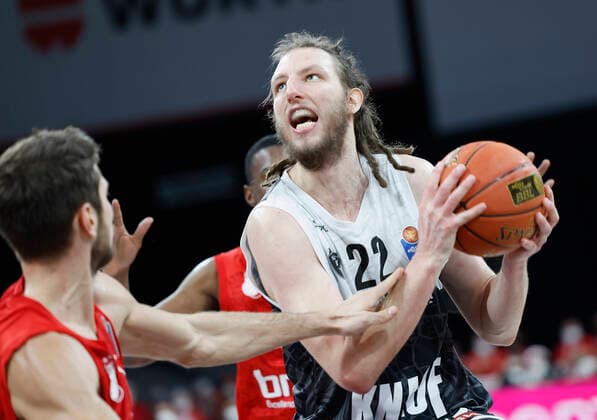 26 01 2022, Basketball, BBL, Hauptrunde, Brose Bamberg s Oliver Wuerzburg, GER, Bamberg, Brose Arena Picture from left Tomas Kyzlink Brose Bamberg , Shannon Scott Brose Bamberg and Craig Moller s Oliver Wuerzburg Copyright: HMBxMedia xHeikoxBecker