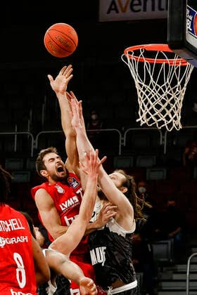 left Tomas Kyzlink Brose Bamberg, 77 right Craig Moller s oliver Würzburg, 22 Brose Bamberg s oliver Würzburg Wuerzburg easyCredit BBL Basketball Bundesliga Saison 2021 22 Spieltag 16, 26 01 2022 Bamberg, Brose Arena Copyright: DanielxLöb