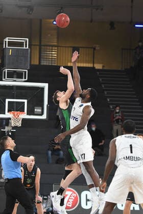 Basketball I Men I Season 2021 2022 I Eurocup I 11 Matchday I Hamburg Towers Joventut Badalona I 26 01 2022 Tip of Eddy Edigin 17, Center, Hamburg Towers overrpens ANTE TOMIC 88, JOVENTUT BADALONA Hamburg edel optics de Arena Hamburg Germany Copyright: xLobeca AndreasxHannigx
