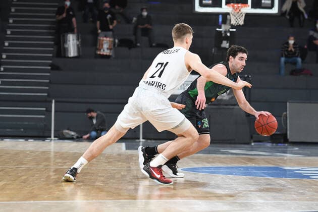 Basketball I Men I Season 2021 2022 I Eurocup I 11 Matchday I Hamburg Towers Joventut Badalona I 26 01 2022 FERRAN BASSAS 20, JOVENTUT BADALONA vs Justus Hollatz 21, Point Guard, Hamburg Towers Hamburg edel optics de Arena Hamburg Germany Copyright: xLobeca AndreasxHannigx