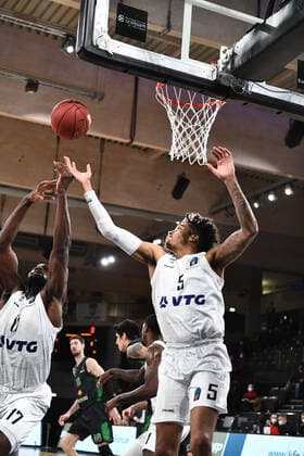 Basketball I Men I 2021 2022 Season I Eurocup I 11 Matchday I Hamburg Towers Joventut Badalona I 26 01 2022 Eddy Edigin 17, Center, Hamburg Towers and Caleb Homesley 5, Shooting Guard, Hamburg Towers catch the rebound Hamburg edel optics de Arena Hamburg Germany Copyright: xLobeca AndreasxHannigx