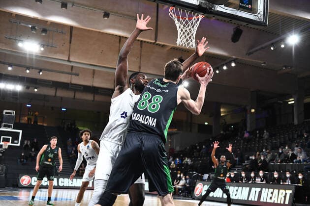 Basketball I Men I Season 2021 2022 I Eurocup I 11 Matchday I Hamburg Towers Joventut Badalona I 26 01 2022 ANTE TOMIC 88, JOVENTUT BADALONA tries under the basket against Eddy Edigin 17, Center, Hamburg Towers Hamburg edel optics de Arena Hamburg Germany Copyright: xLobeca AndreasxHannigx