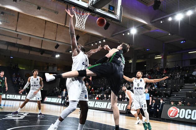 Basketball I Men I Season 2021 2022 I Eurocup I 11 Matchday I Hamburg Towers Joventut Badalona I 26 01 2022 ANTE TOMIC 88, JOVENTUT BADALONA tries under the basket against Eddy Edigin 17, Center, Hamburg Towers Hamburg edel optics de Arena Hamburg Germany Copyright: xLobeca AndreasxHannigx