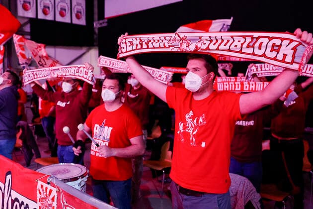 Fans of Brose were allowed by eien exemption again, corona compliant with Abtand Brose Bamberg s oliver Würzburg Wuerzburg easyCredit BBL Basketball Bundesliga Saison 2021 22 Spieltag 16, 26 01 2022 Bamberg, Brose Arena Copyright: DanielxLöb