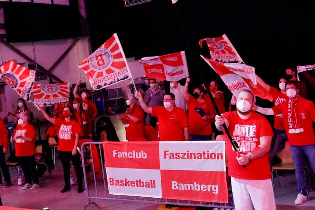 Fans of Brose were allowed by eien exemption again, corona compliant with Abtand Brose Bamberg s oliver Würzburg Wuerzburg easyCredit BBL Basketball Bundesliga Saison 2021 22 Spieltag 16, 26 01 2022 Bamberg, Brose Arena Copyright: DanielxLöb