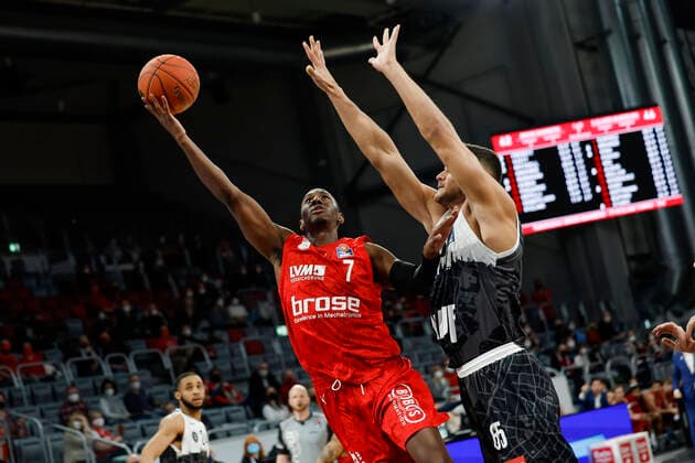 left Shannon Scott Brose Bamberg, 07 right Filip Stanic s oliver Würzburg, 65 Brose Bamberg s oliver Würzburg Wuerzburg easyCredit BBL Basketball Bundesliga Saison 2021 22 Spieltag 16, 26 01 2022 Bamberg, Brose Arena Copyright: DanielxLöb