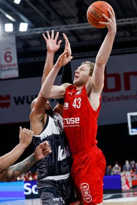 left Christian Sengfelder Brose Bamberg, 43 right Alex King s oliver Würzburg, 07 Brose Bamberg s oliver Würzburg Wuerzburg easyCredit BBL Basketball Bundesliga Saison 2021 22 Spieltag 16, 26 01 2022 Bamberg, Brose Arena Copyright: DanielxLöb