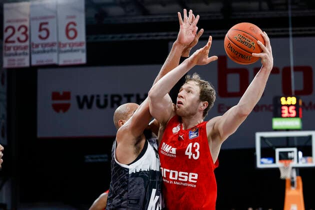 left Christian Sengfelder Brose Bamberg, 43 right Alex King s oliver Würzburg, 07 Brose Bamberg s oliver Würzburg Wuerzburg easyCredit BBL Basketball Bundesliga Saison 2021 22 Spieltag 16, 26 01 2022 Bamberg, Brose Arena Copyright: DanielxLöb
