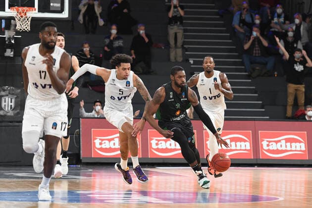 Basketball I Men I 2021 2022 Season I Eurocup I 11 Matchday I Hamburg Towers Joventut Badalona I 26 01 2022 PAUL BRANDON 3, JOVENTUT BADALONA passing Caleb Homesley 5, shooting guard, Hamburg Towers Hamburg edel optics de Arena Hamburg Germany Copyright: xLobeca AndreasxHannigx